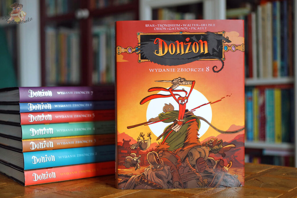 Okładka komiksu Donżon. Wydanie zbiorcze 8 autorstwa Joanna Sfara i Lewisa Trondheima, dynamiczna scena walki na tle zachodzącego słońca.