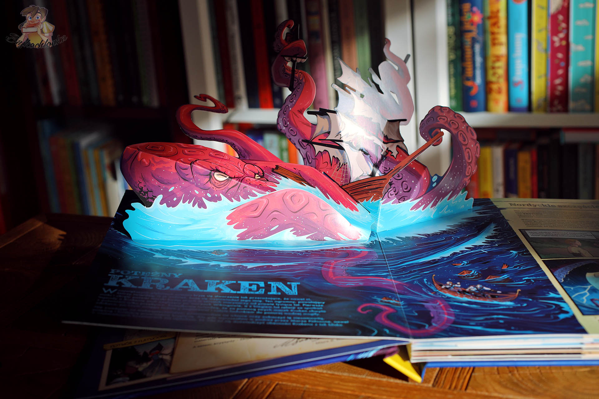 Rozkładówka pop-up z książki Kryptydy – gigantyczny Kraken atakujący statek