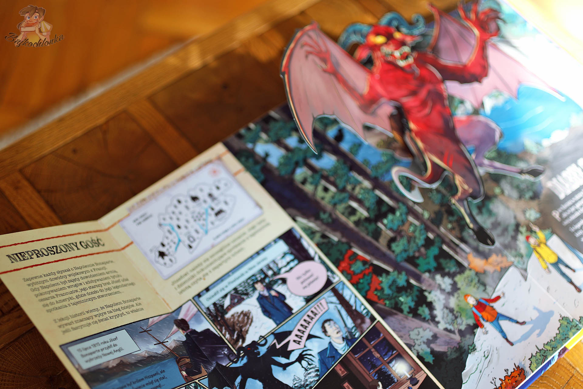 Rozkładówka pop-up z książki Kryptydy Eleanor Hawken i Berata Pekmezciego – trójwymiarowy potwór w lesie