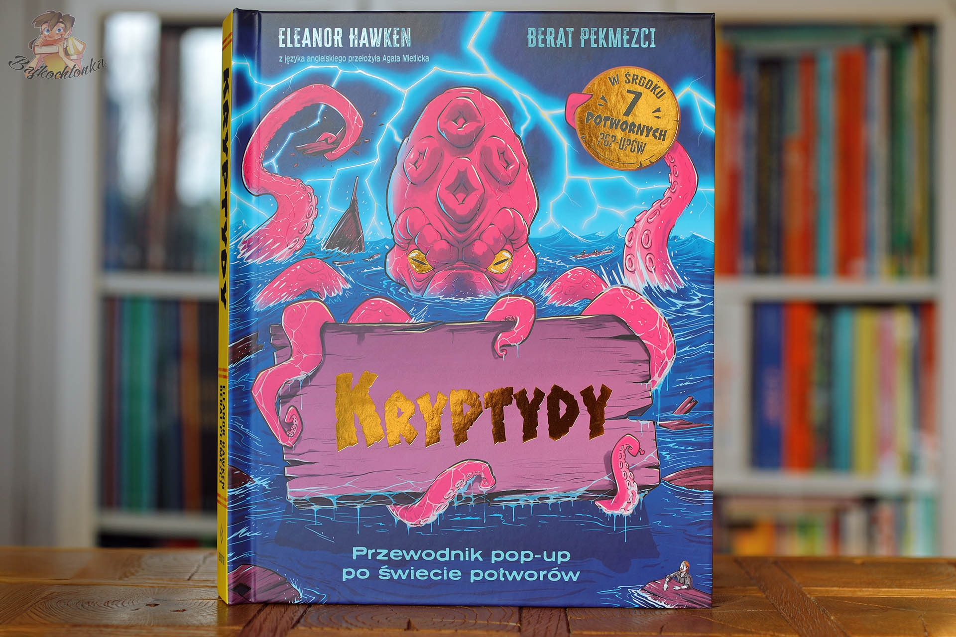 Okładka książki Kryptydy. Przewodnik pop-up po świecie potworów Eleanor Hawken i Berat Pekmezci