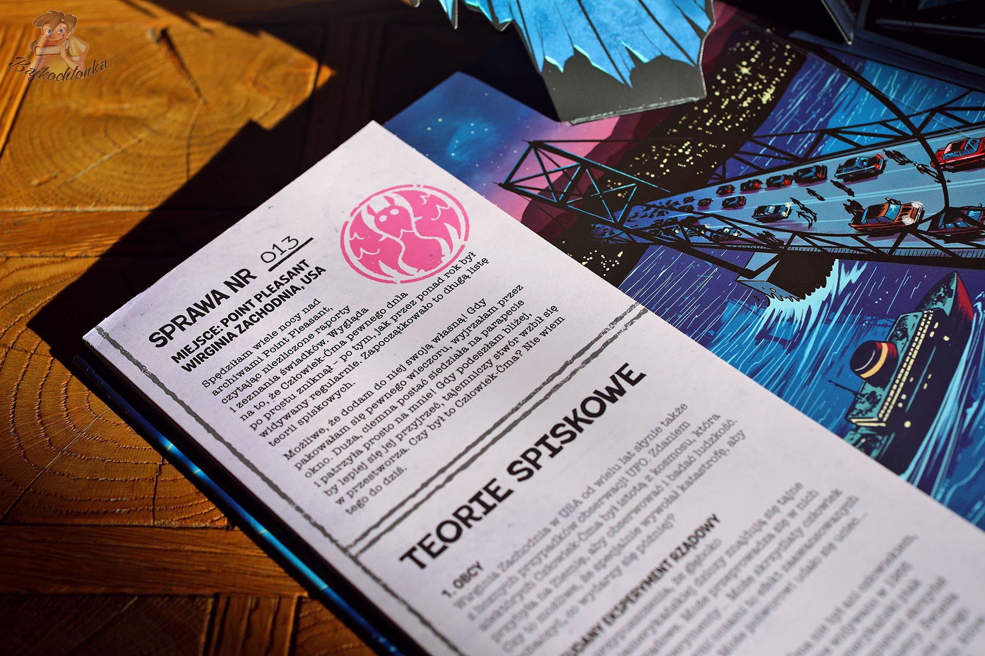 Strona z książki Kryptydy przedstawiająca teorie spiskowe i opis legendyStrona z książki Kryptydy przedstawiająca teorie spiskowe i opis legendy