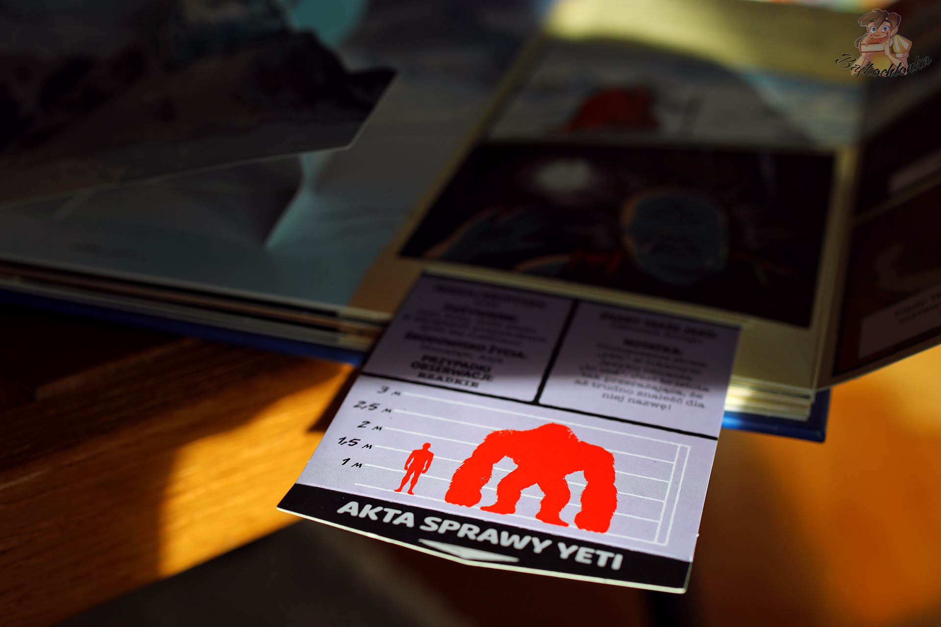 Wysuwany element z książki Kryptydy – akta sprawy Yeti i porównanie sylwetek