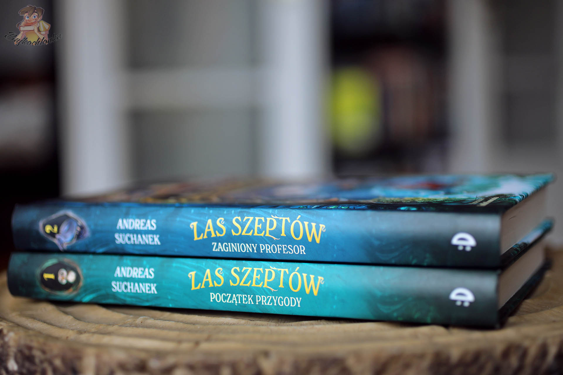 Grzbiety książek Las Szeptów. Początek przygody oraz Zaginiony profesor Andreasa Suchanka ułożone jeden na drugim