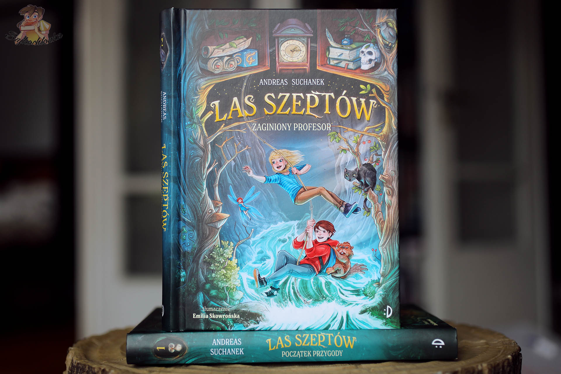 Okładka książki Zaginiony profesor. Las Szeptów. Tom 2 Andreasa Suchanka – Lukas i Ella w wirze magicznej rzeki w Lesie Szeptów