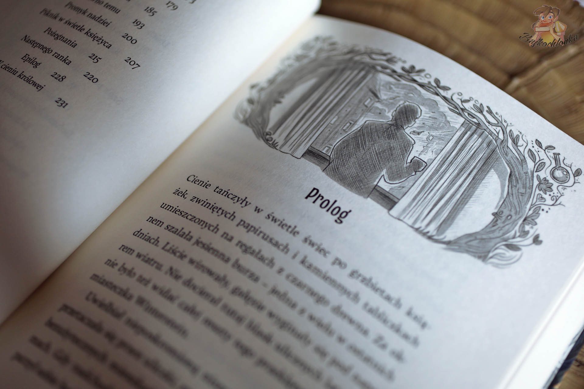 Strona z prologiem w książce Zaginiony profesor. Las Szeptów. Tom 2 z czarno-białą ilustracją sylwetki mężczyzny w świetle księżyca