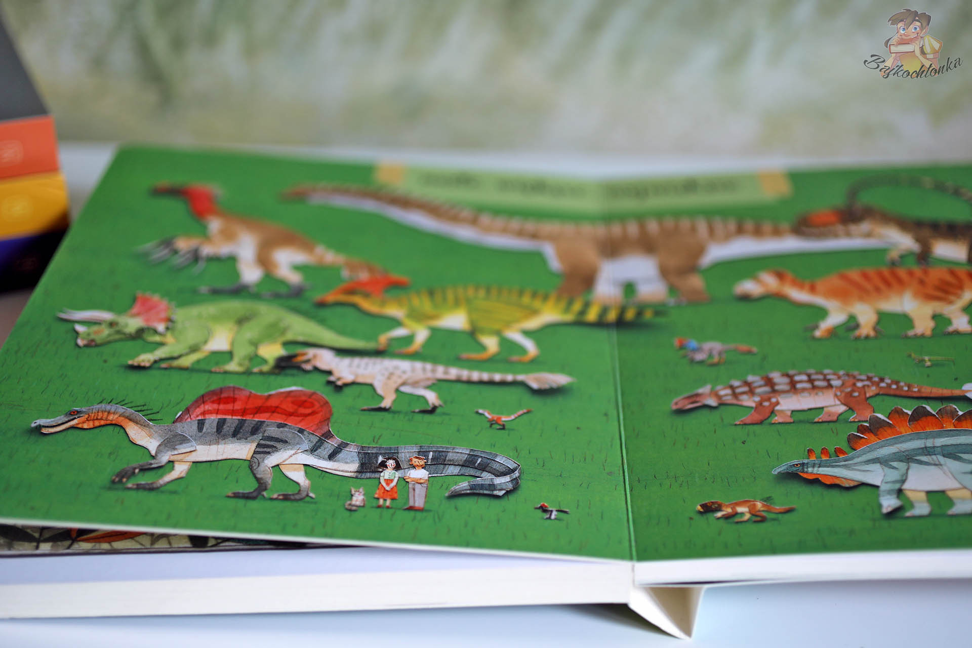 Ilustracje różnych gatunków dinozaurów w książce Mały atlas dinozaurów Pawlaków – porównanie wielkości i sylwetek