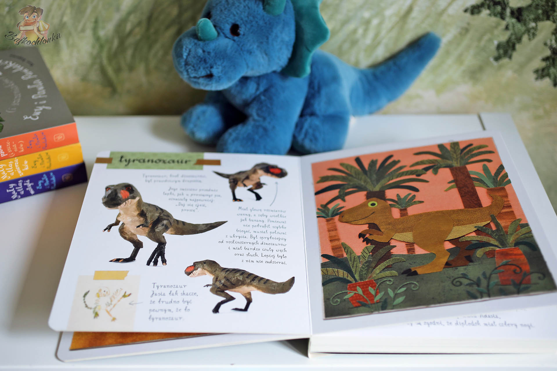 Rozkładówka z tyranozaurem w książce Mały atlas dinozaurów – ilustracje i krótkie opisy dla dzieci