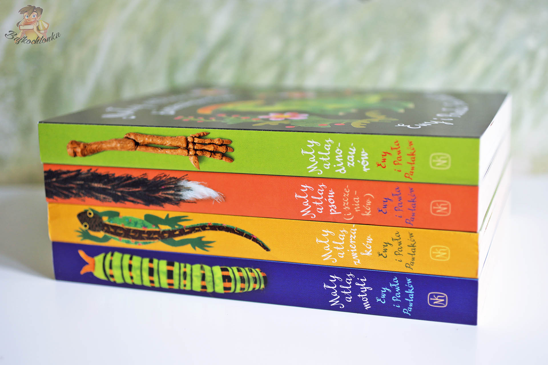 Grzbiety książek z serii Mały atlas Ewy i Pawła Pawlaków – motyle, zwierzęta i dinozaury