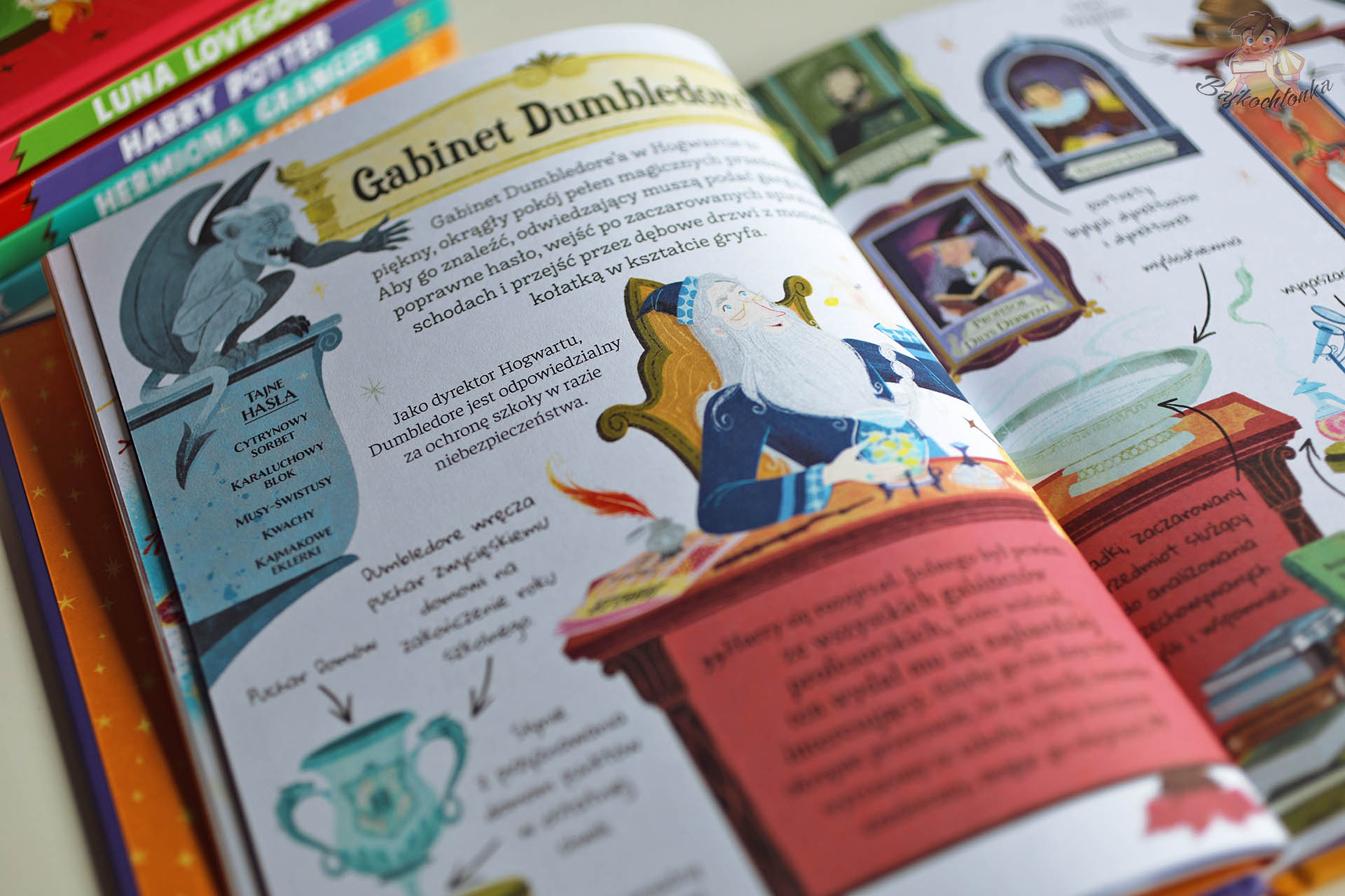 Ilustracja gabinetu profesora Dumbledore’a z książki Mały Potterownik z detalami związanymi z Hogwartem i Fawkesem