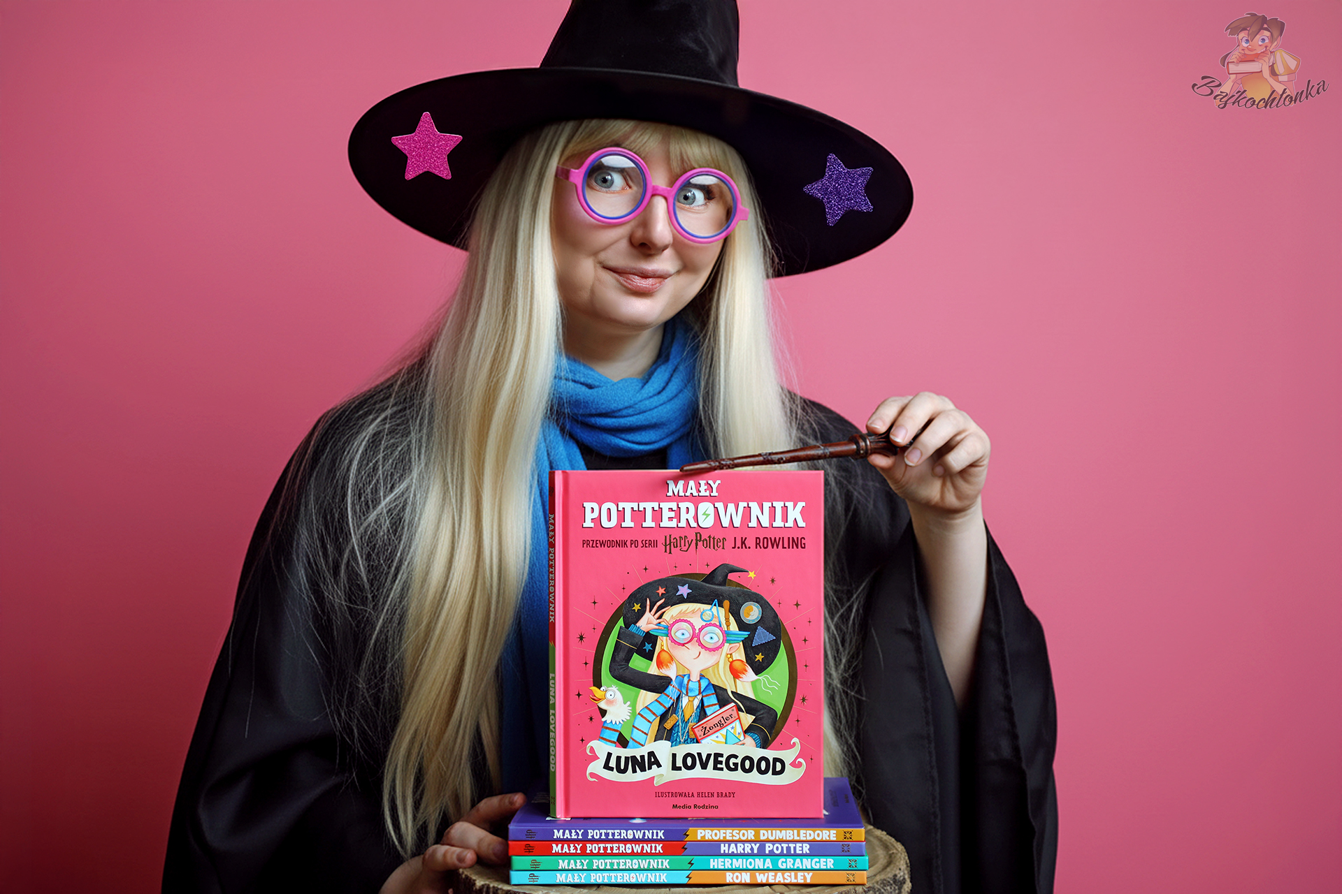 Autorka bloga Bajkochłonka w stylizacji inspirowanej Luną Lovegood prezentuje książkę Mały Potterownik. Luna Lovegood