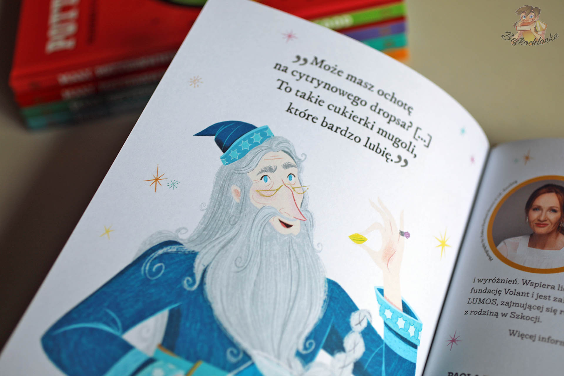 Strona z książki Mały Potterownik. Profesor Dumbledore z cytatem o cytrynowych dropsach z serii Harry Potter