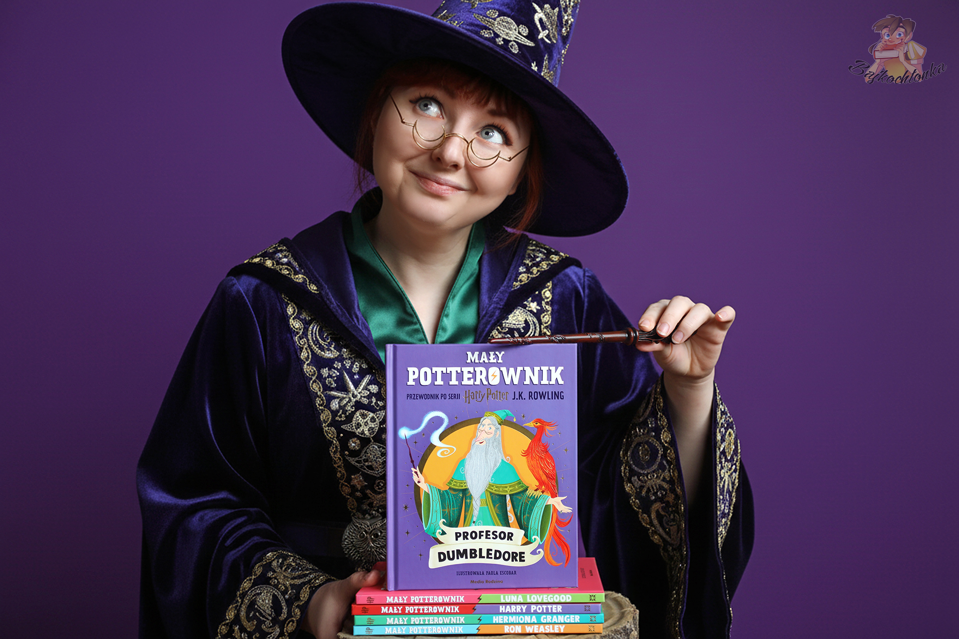 Autorka bloga Bajkochłonka w stylizacji inspirowanej profesorem Dumbledore’em prezentuje książkę Mały Potterownik. Profesor Dumbledore