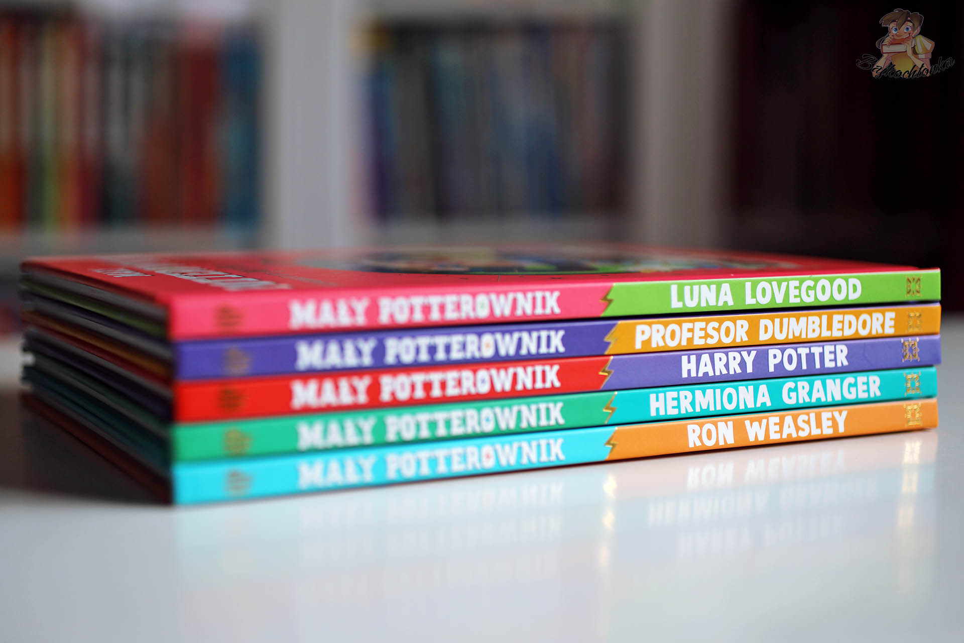 Grzbiety książek z serii Mały Potterownik: Luna Lovegood, Profesor Dumbledore, Harry Potter, Hermiona Granger, Ron Weasley