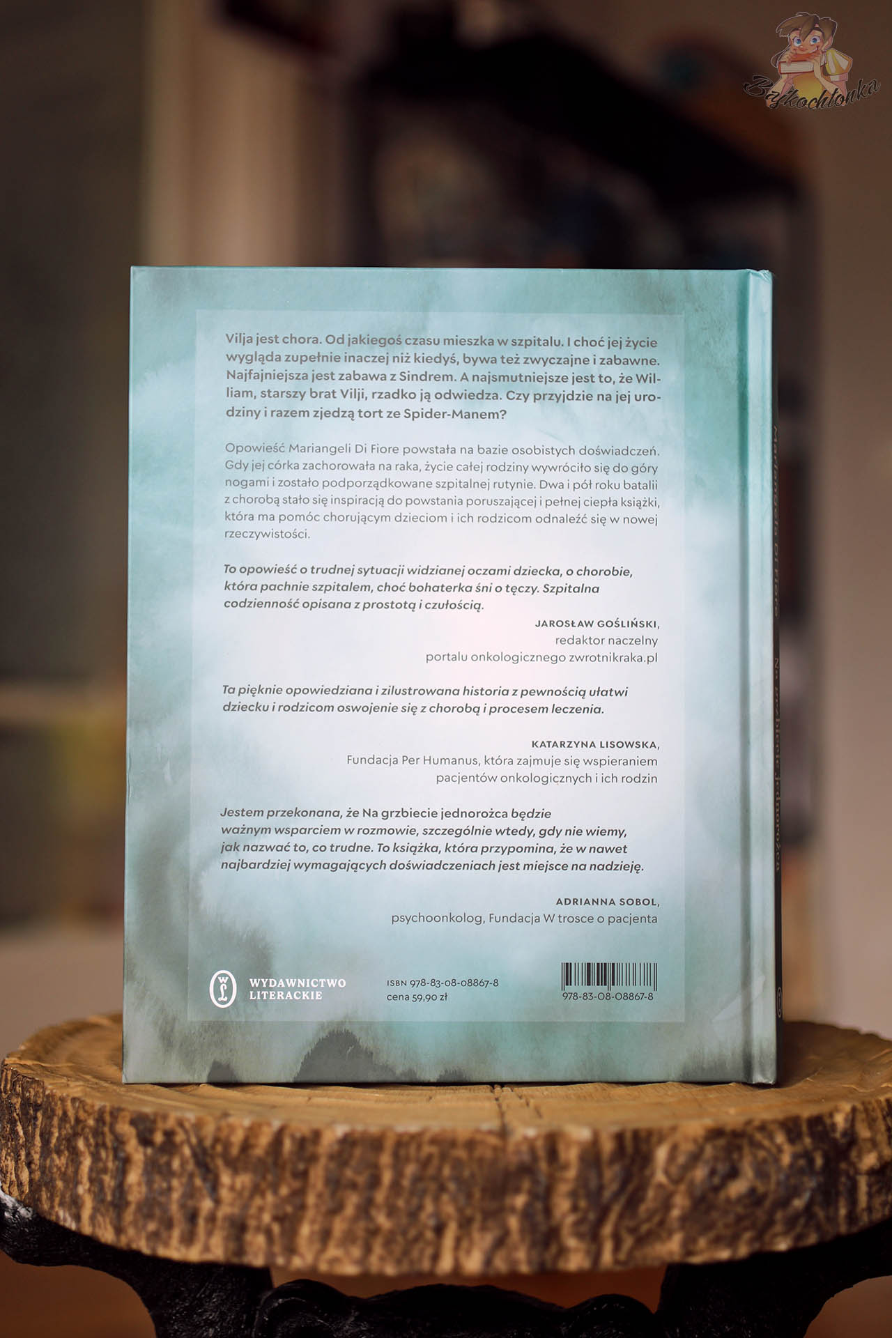 Tył okładki książki Na grzbiecie jednorożca z opiniami ekspertów i fundacji