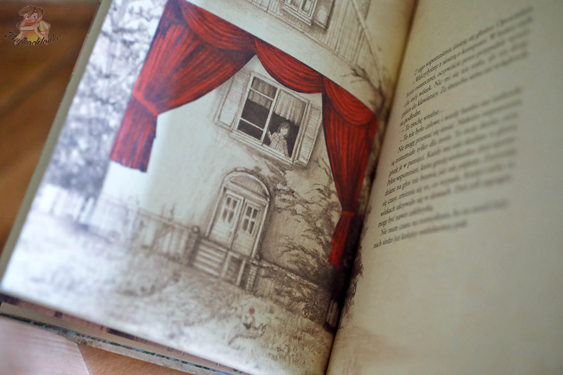 Ilustracja domu z czerwonymi zasłonami w książce „Nie znajdziesz mnie po śladach stóp”Ilustracja domu z czerwonymi zasłonami w książce „Nie znajdziesz mnie po śladach stóp”