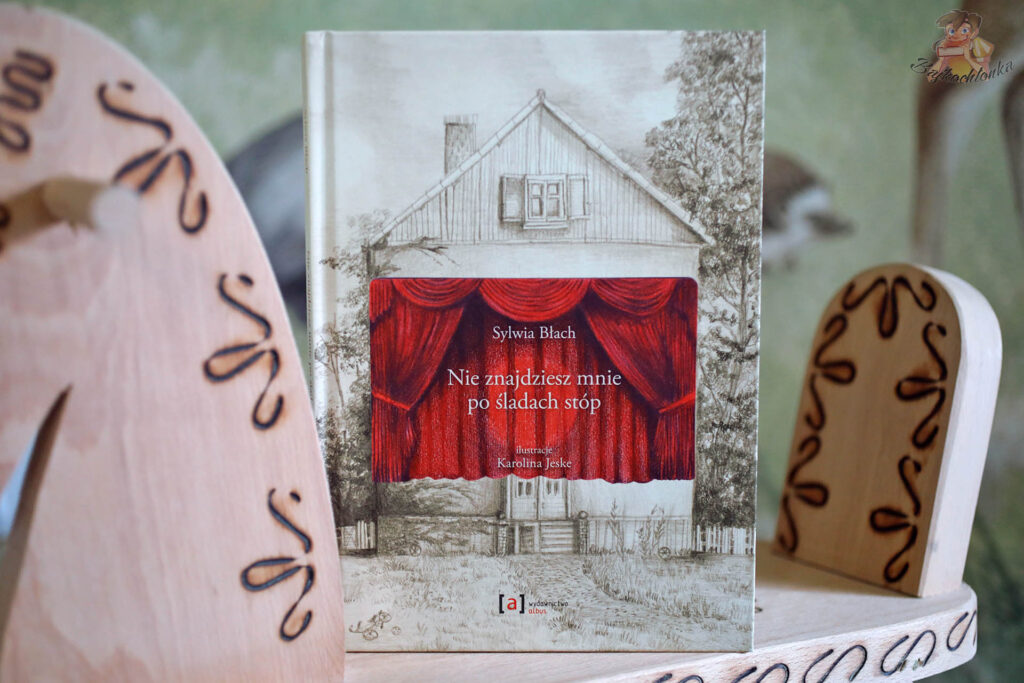 Okładka książki „Nie znajdziesz mnie po śladach stóp” Sylwii Błach na drewnianym koniku na biegunach