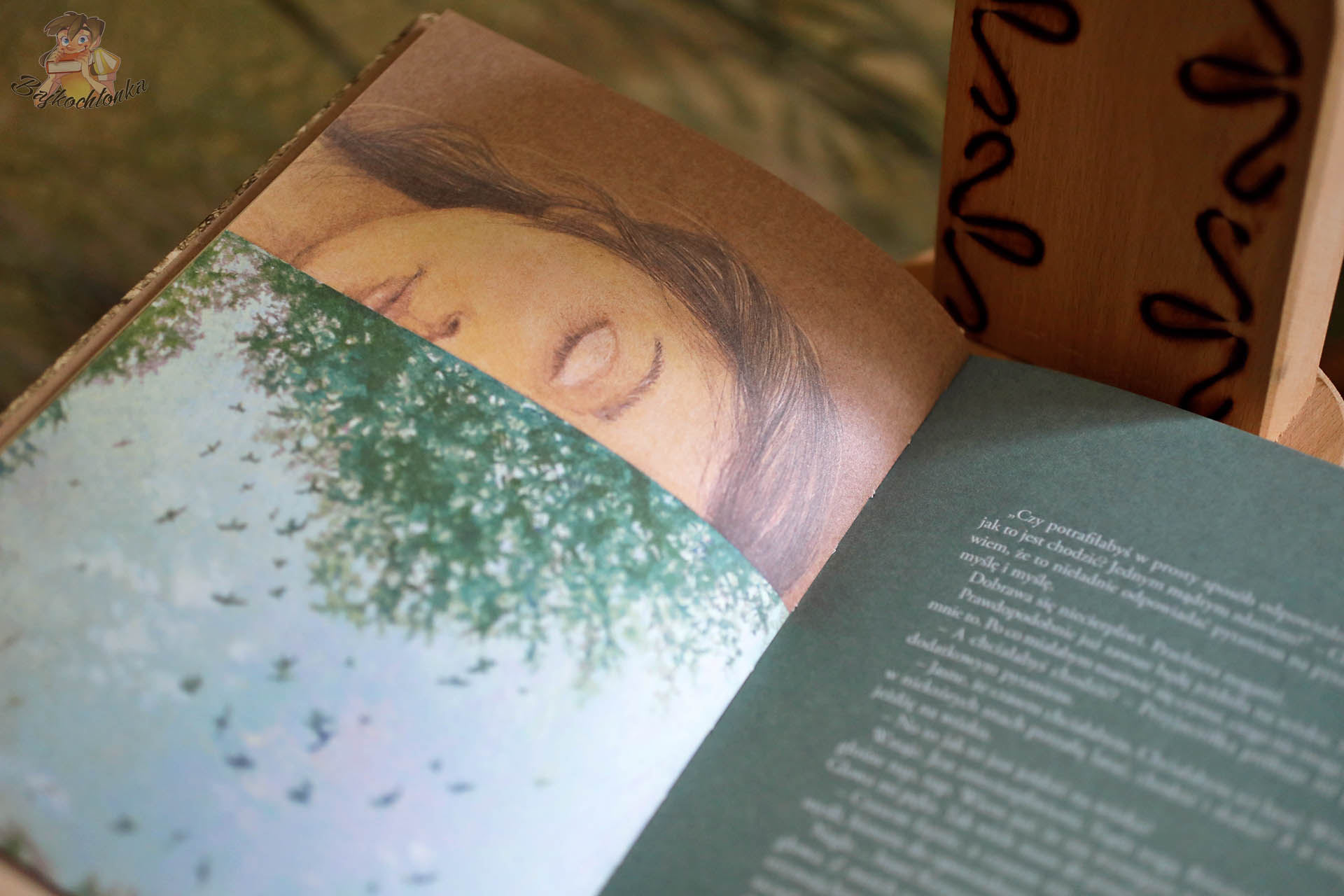 Ilustracja przedstawiająca twarz bohaterki i ptaki w książce „Nie znajdziesz mnie po śladach stóp”Ilustracja przedstawiająca twarz bohaterki i ptaki w książce „Nie znajdziesz mnie po śladach stóp”