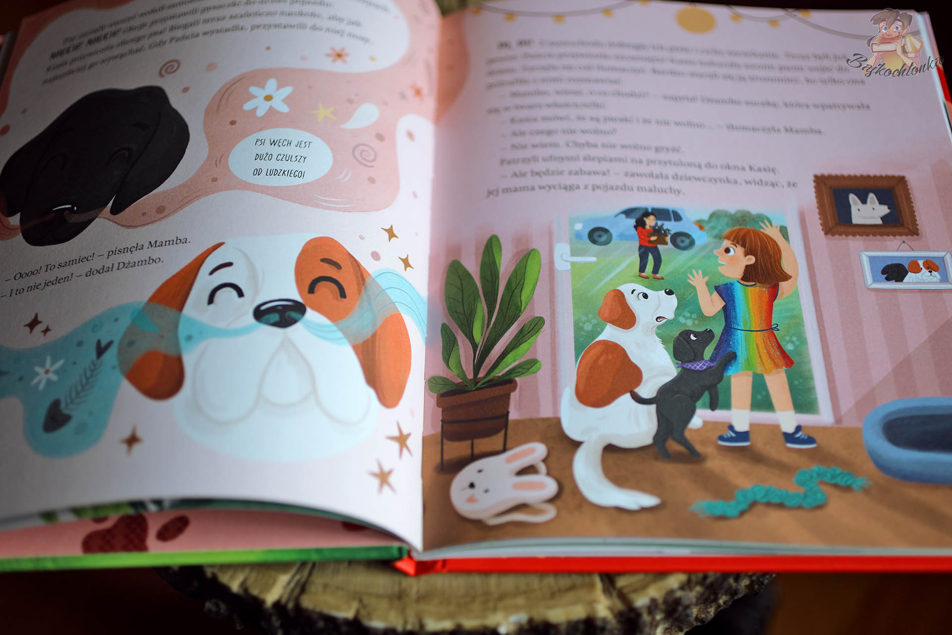 Ilustracje Pauliny Nachman w książce „Psia Chatka. Szczeniaki w potrzebie” – dziewczynka i psy w domu tymczasowym
