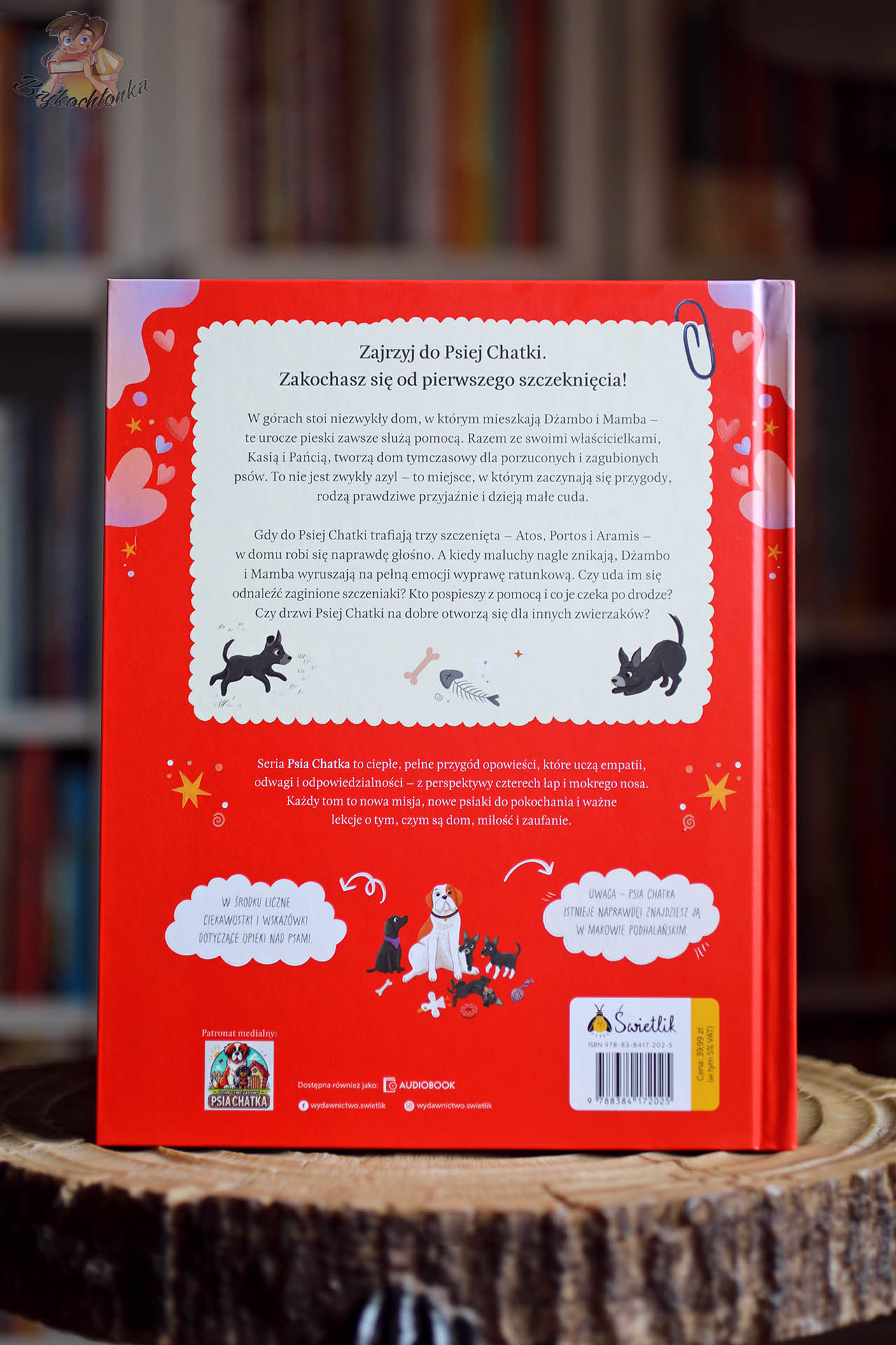 Tył okładki książki „Psia Chatka. Szczeniaki w potrzebie” Ireny Małysy – opis nowej serii dla dzieci o adopcji psów