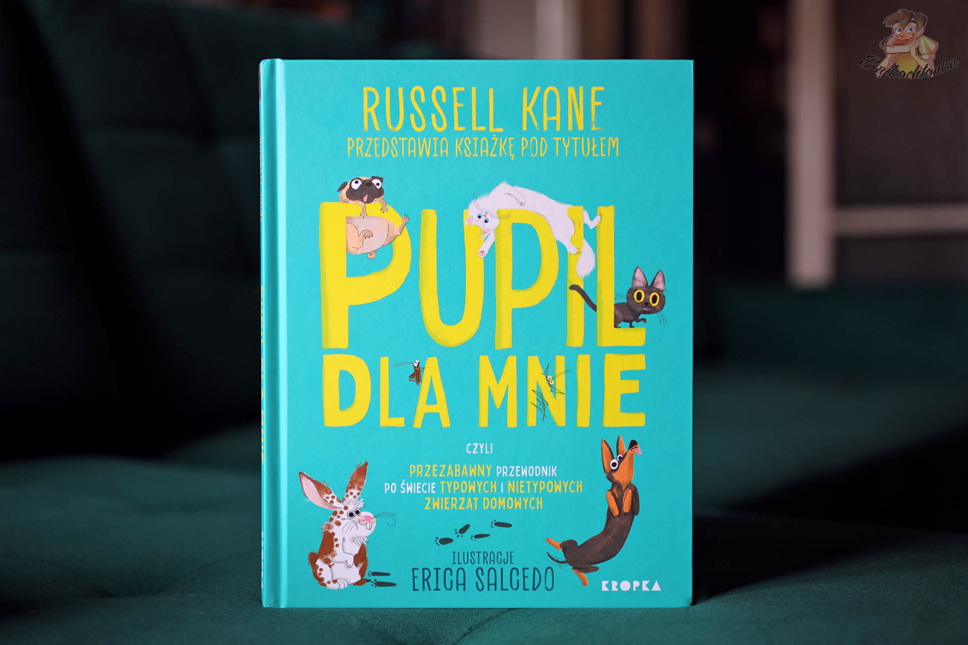 Front okładki książki Pupil dla mnie Russella Kane’a z ilustracjami zwierząt domowych