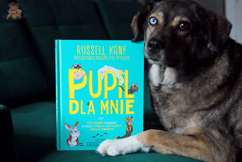 Okładka książki Pupil dla mnie Russella Kane’a z psem leżącym obok egzemplarza