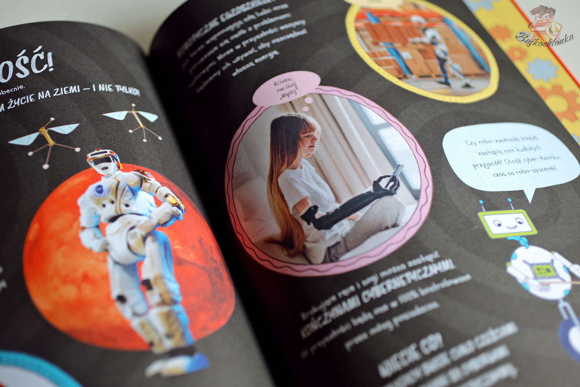 Rozkładówka książki Roboty i AI PWN – robot na Marsie oraz nowoczesna proteza sterowana technologiąRozkładówka książki Roboty i AI PWN – robot na Marsie oraz nowoczesna proteza sterowana technologią