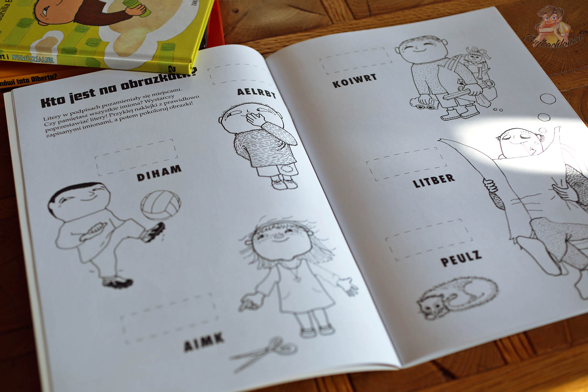 Zadanie z rozsypanymi literami i imionami bohaterów w zeszycie „Rysuję i rozwiązuję z Albertem”