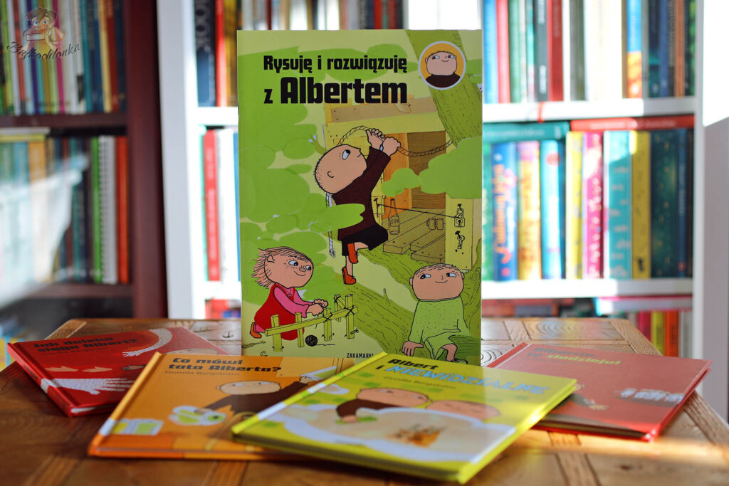 Okładka zeszytu „Rysuję i rozwiązuję z Albertem” wśród książek z serii Albert