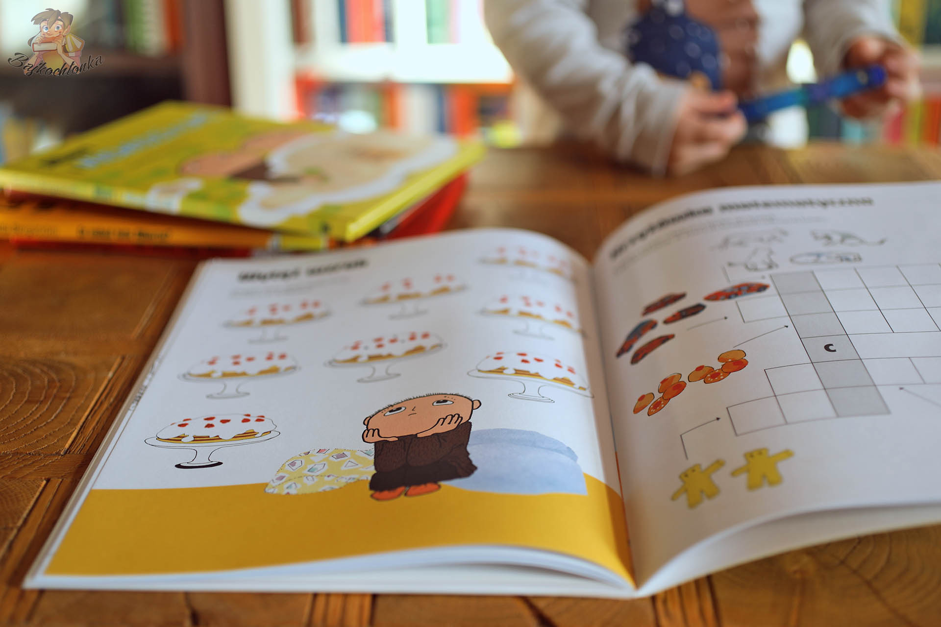 Zadanie z liczeniem w zeszycie „Rysuję i rozwiązuję z Albertem” – Albert i torty