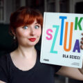 Recenzentka trzyma książkę „Sztuka dla dzieci” PWN – zdjęcie do artykułu na blogu Bajkochłonka