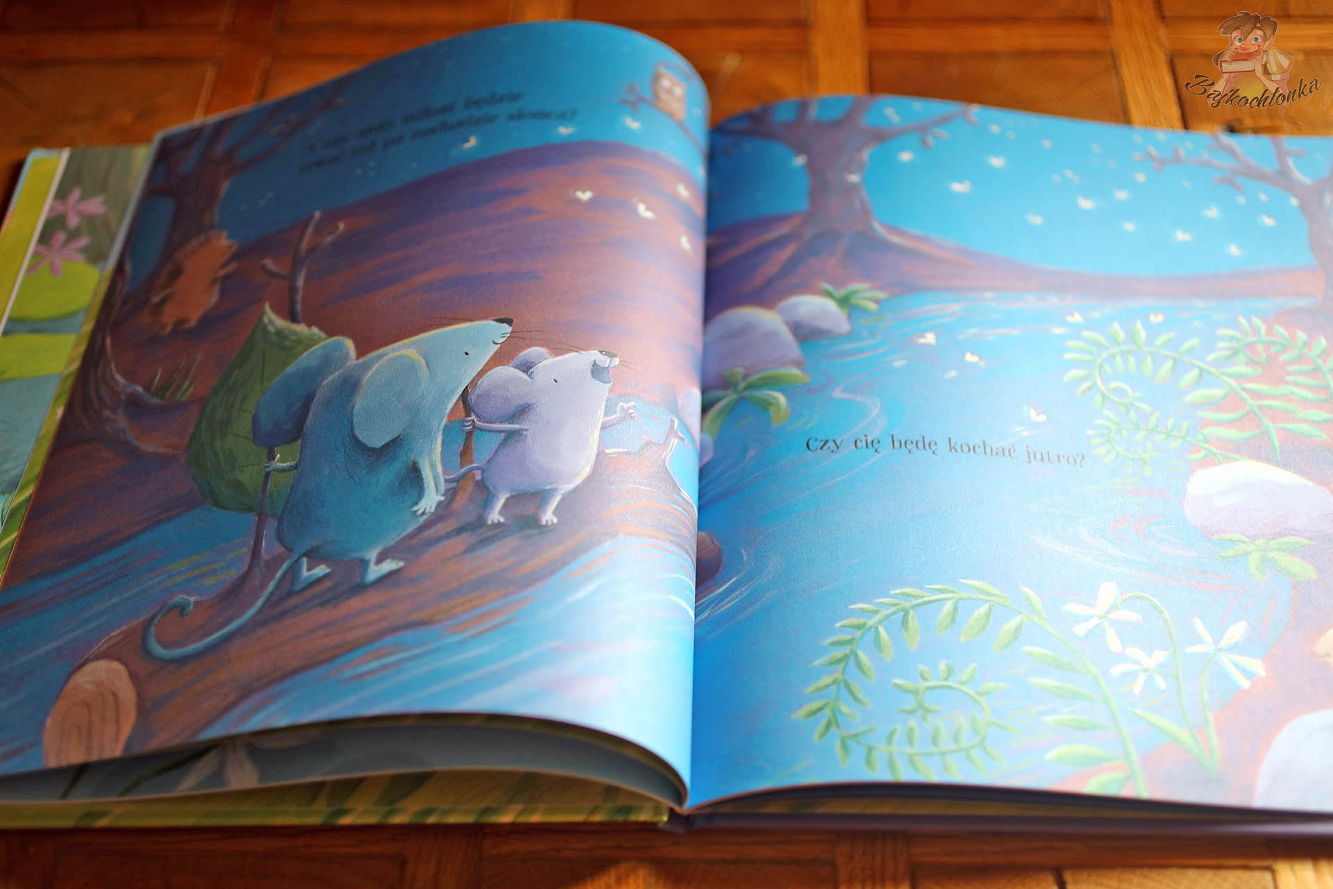 Ilustracja nocna z książki Zawsze będę cię kochać – pytanie dziecka o to, czy miłość trwa zawsze