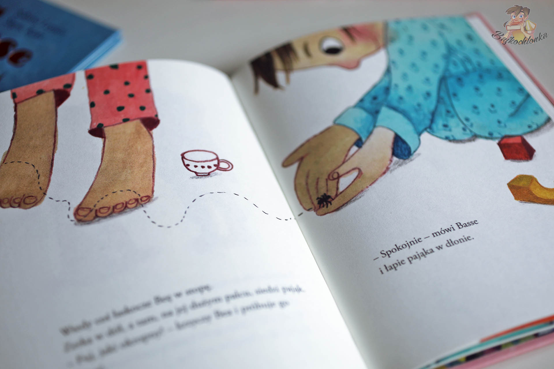 Ilustracja z książki Bea i Basse. Kto jest większy? – pająk na dłoni chłopca