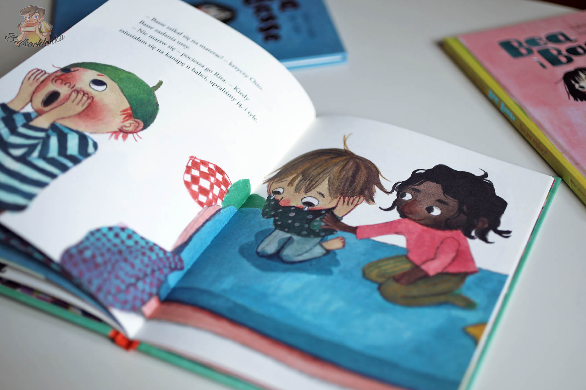 Ilustracja z książki Bea i Basse. Muszę siku! – chłopiec siedzi na łóżku, a obok niego koleżanka