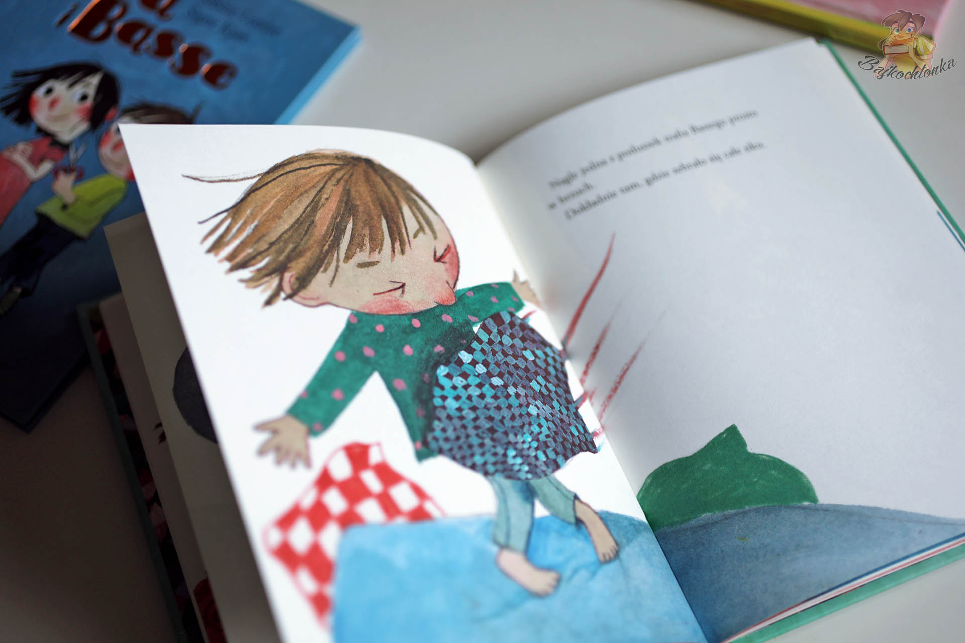 Ilustracja z książki Bea i Basse. Muszę siku! – chłopiec na łóżku po wpadce z sikaniem