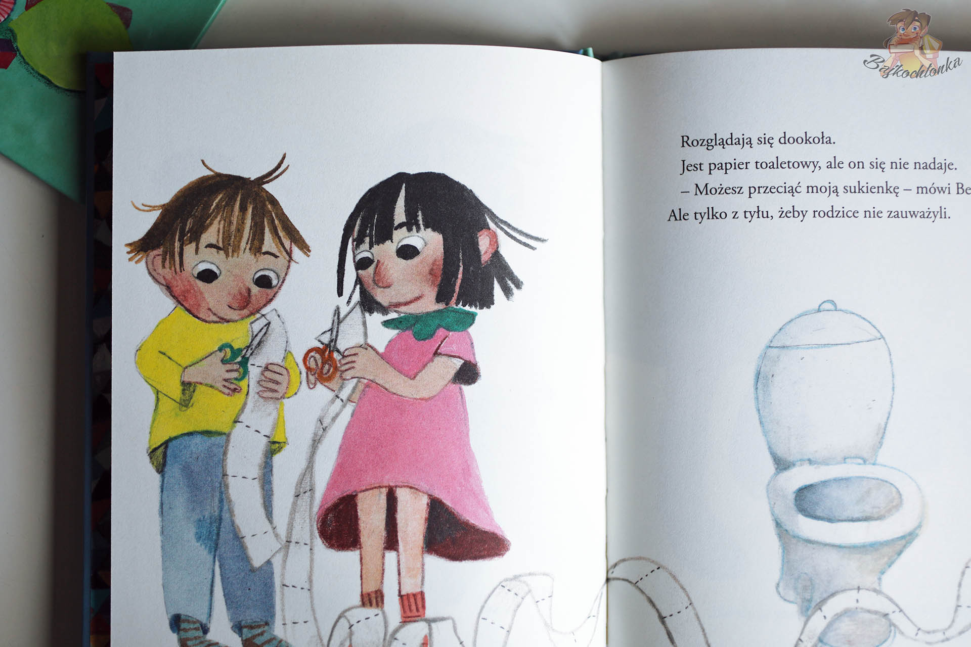 Rozkładówka z książki Bea i Basse. Zetnij mi włosy! – dzieci z papierem toaletowym przy toalecie
