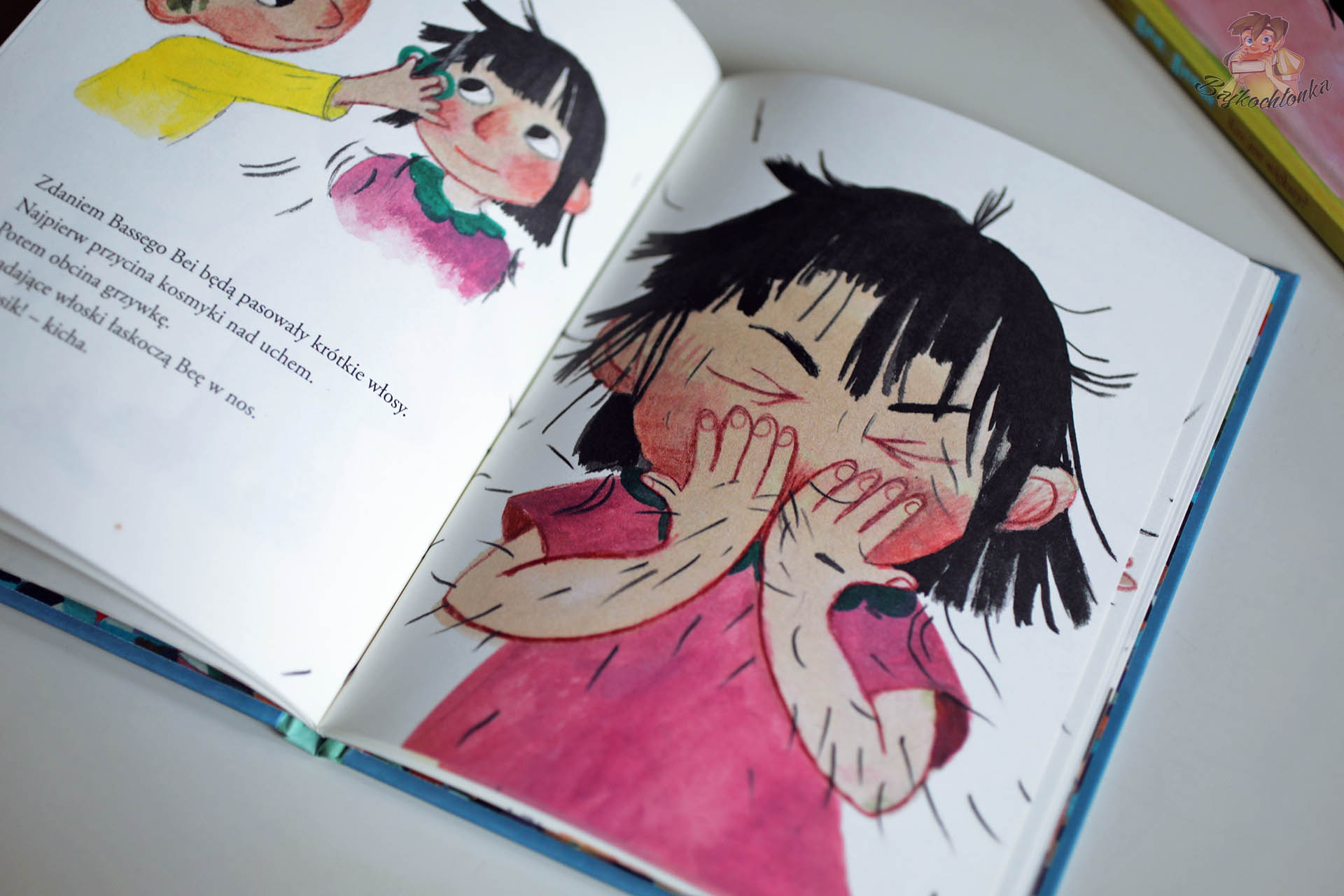 Ilustracja z książki Bea i Basse. Zetnij mi włosy – dziewczynka z rozczochraną fryzurą