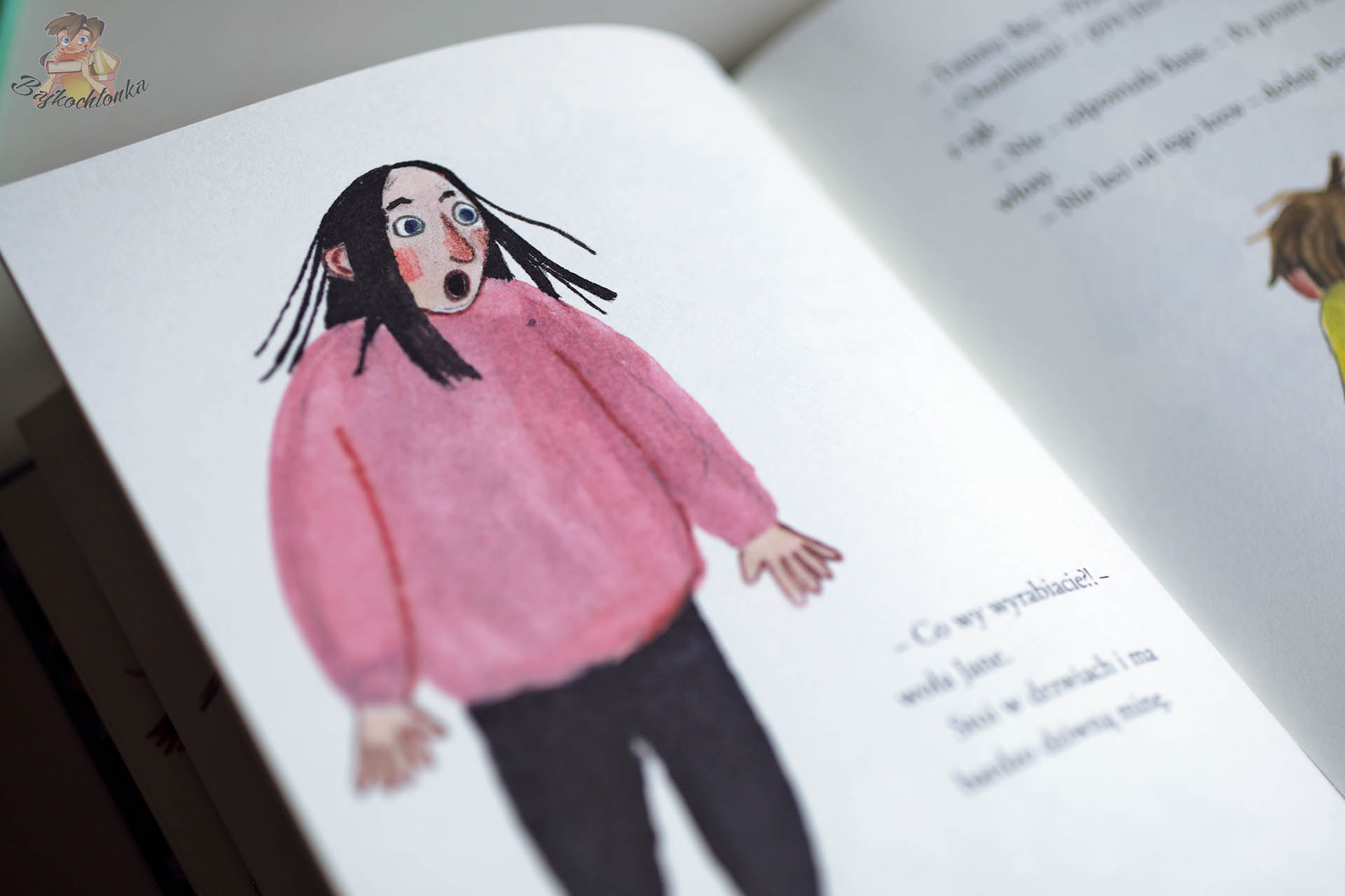 Ilustracja z książki Bea i Basse. Zetnij mi włosy – zaskoczona nauczycielka w różowym swetrze