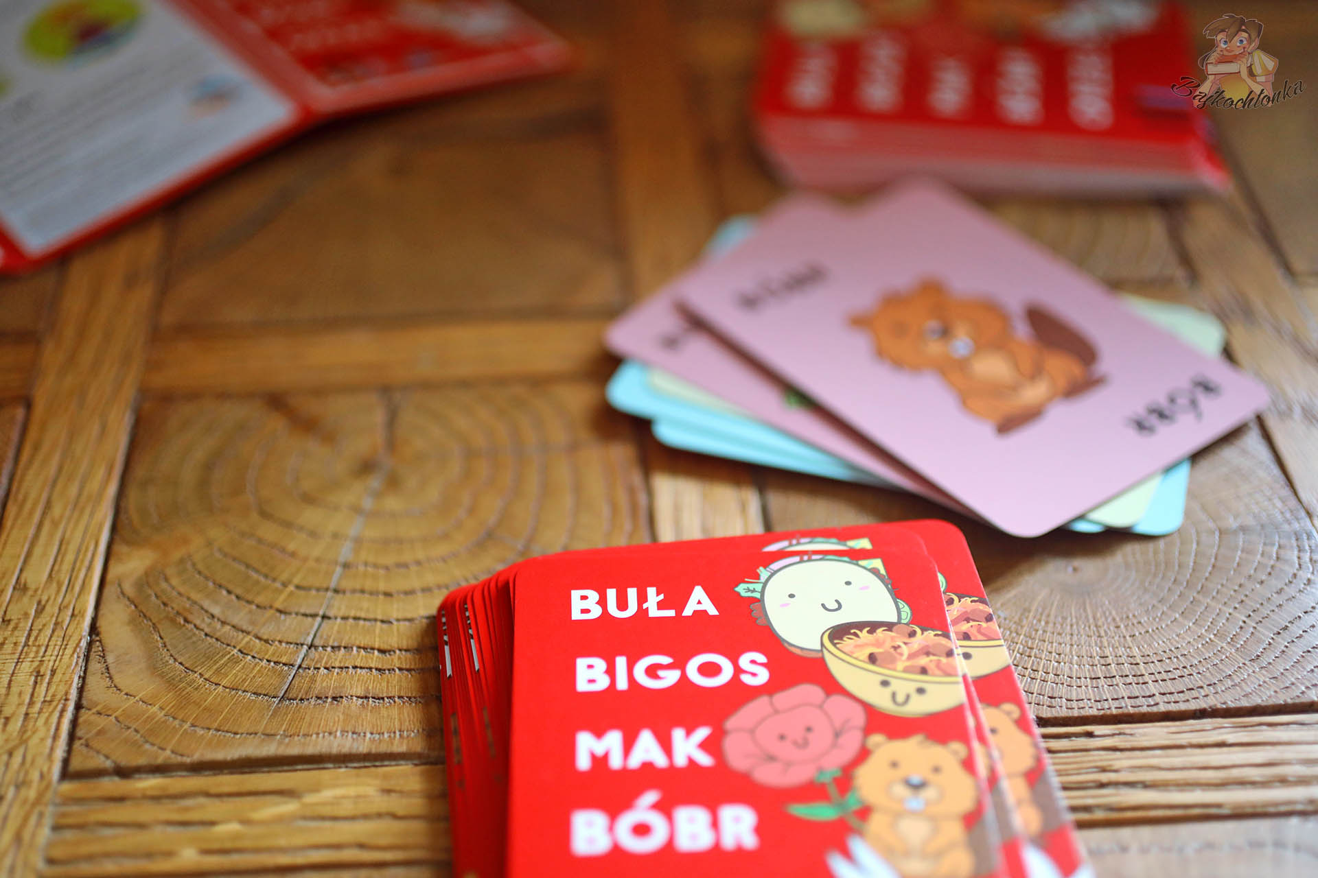 Buła Bigos Mak Bóbr Orzeł – talia kart gry Rebel na drewnianym stole