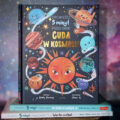 Okładka książki Cuda w kosmosie Opowieści 5 minut przed snem na tle kosmicznej ilustracji