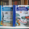 okładki książek Wszystko o samolotach i Wszystko o pociągach z serii Dlaczego? Kiedy? Jak? dla dzieci