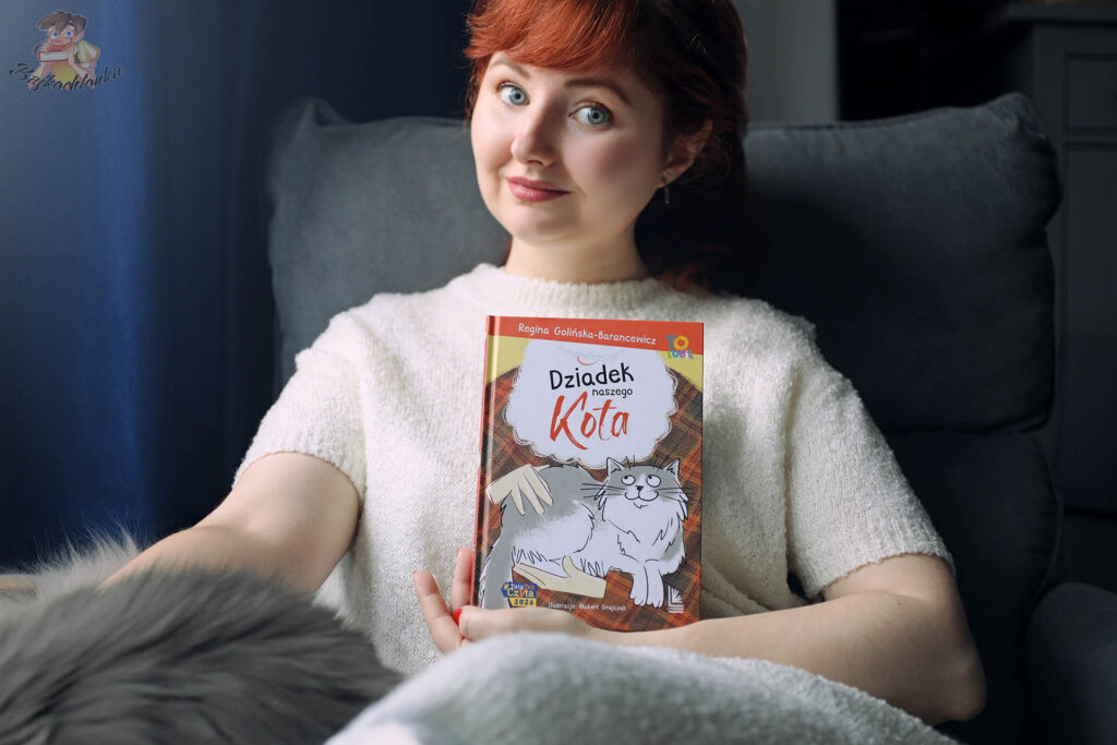 Dziadek naszego kota – Bajkochłonka z książką w rękach na fotelu