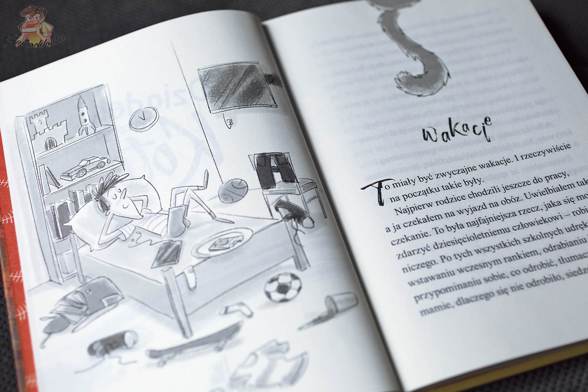 Dziadek naszego kota – rozkładówka z rozdziałem Wakacje i ilustracją pokoju