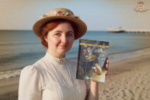 kobieta w stroju z poczatku XX wieku na plazy w Dziwnowie z ksiazka Dziewczynka ktorej nie bylo Joanny Jagiełło