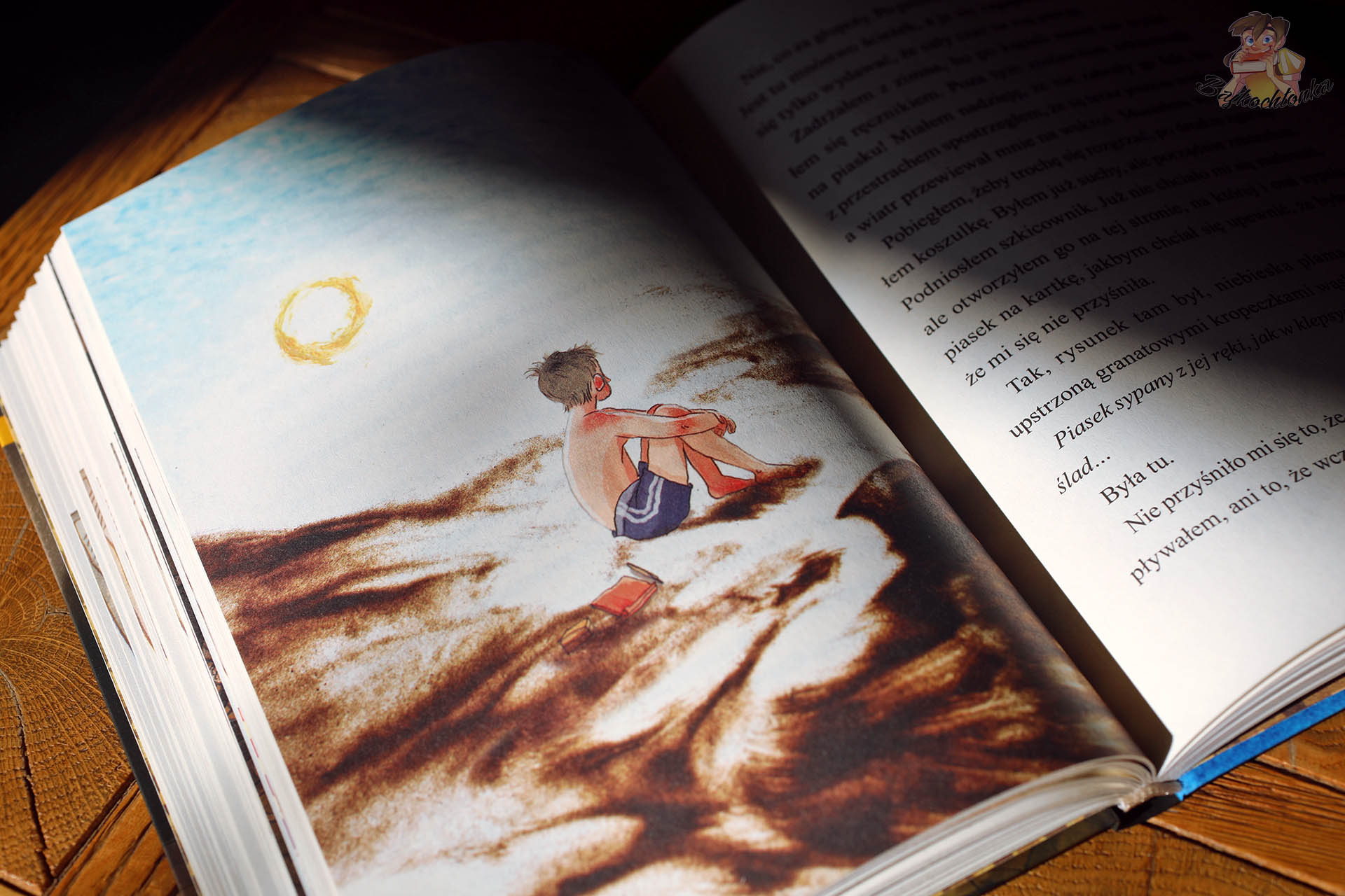 ilustracja z ksiazki Dziewczynka ktorej nie bylo chlopiec siedzi na plazy nad Baltykiem