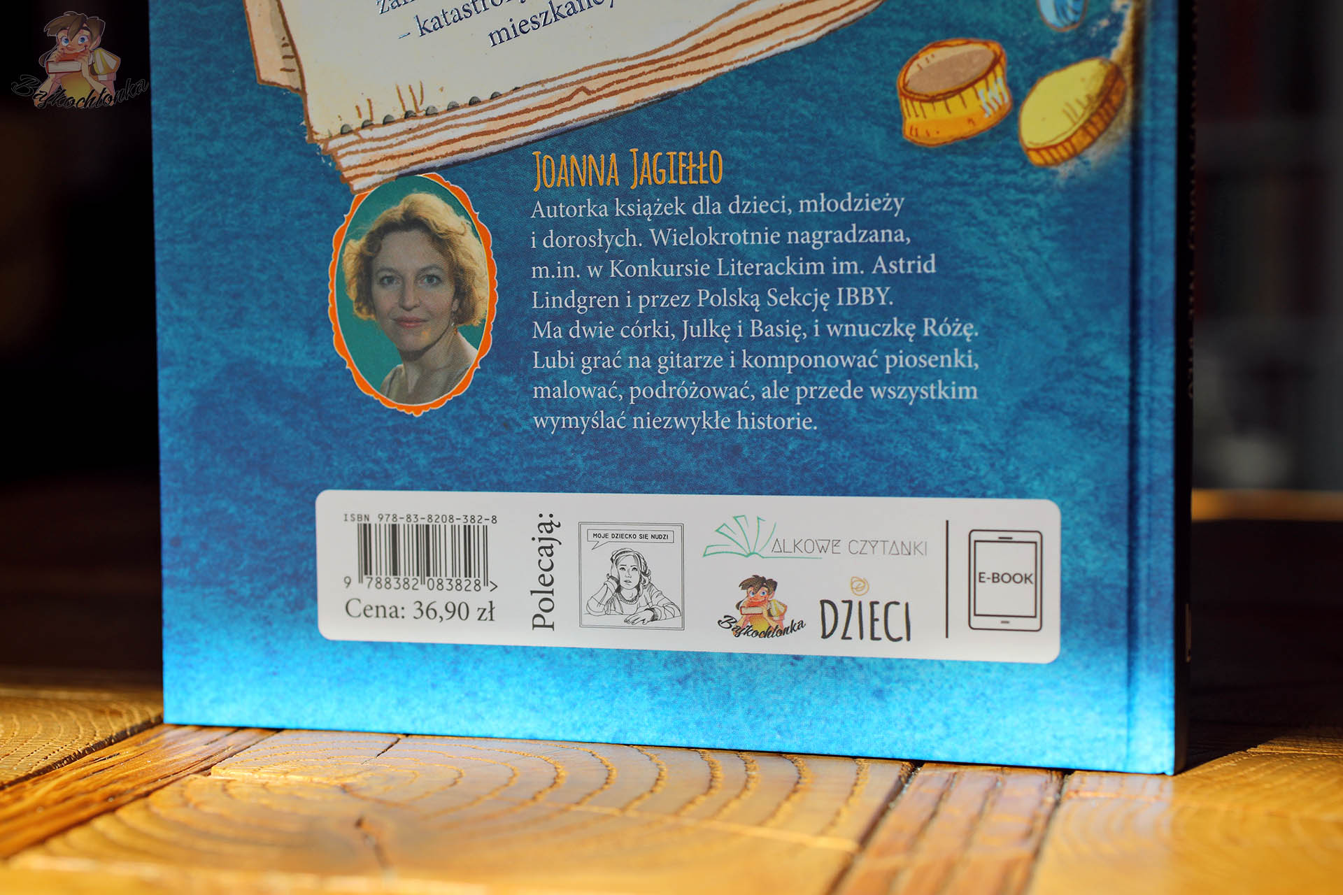 notka o autorce Joanna Jagiełło na okladce ksiazki Dziewczynka ktorej nie bylo