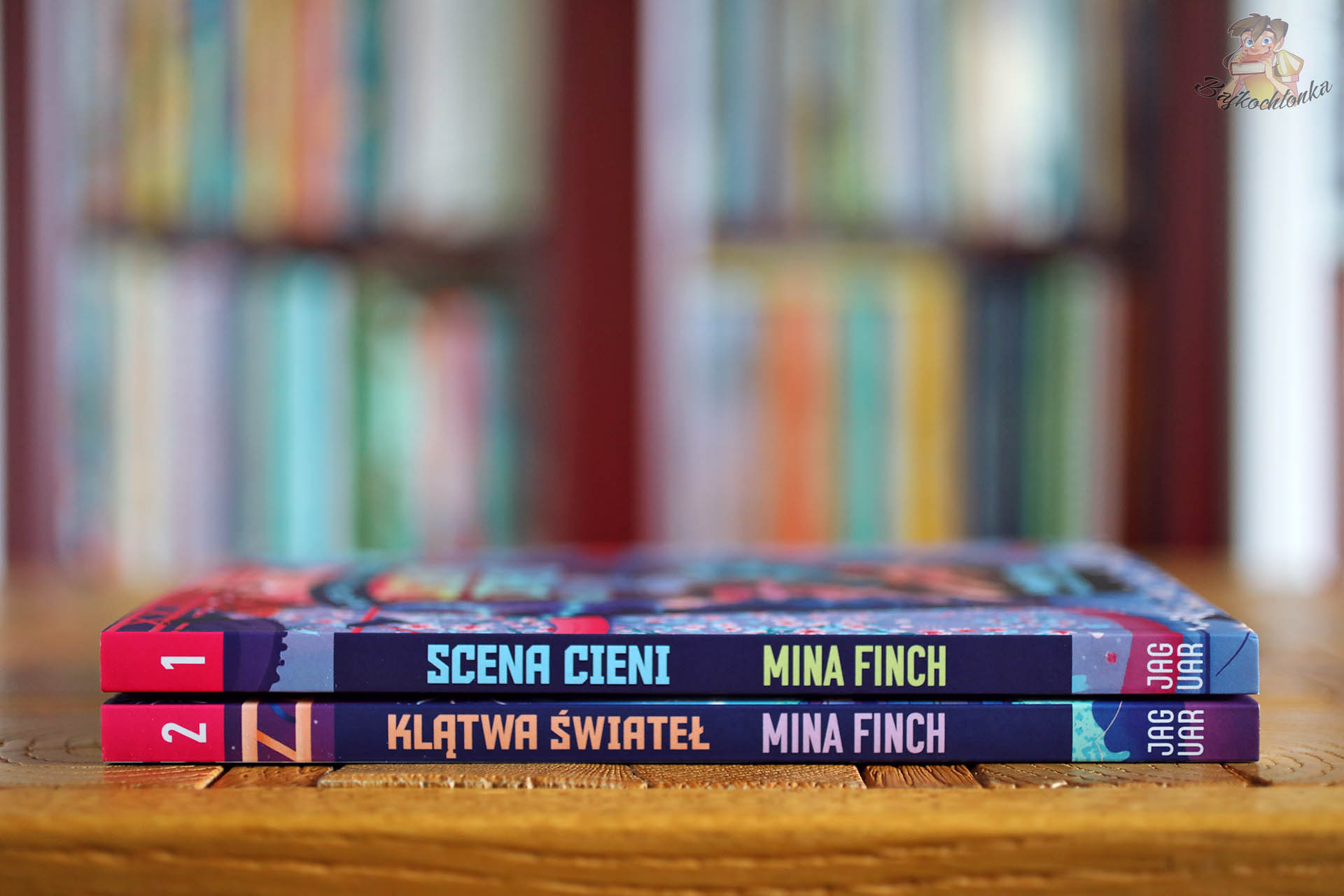 Grzbiety książek „Scena cieni” i „Klątwa świateł” Mina Finch z serii K-Pop Academy