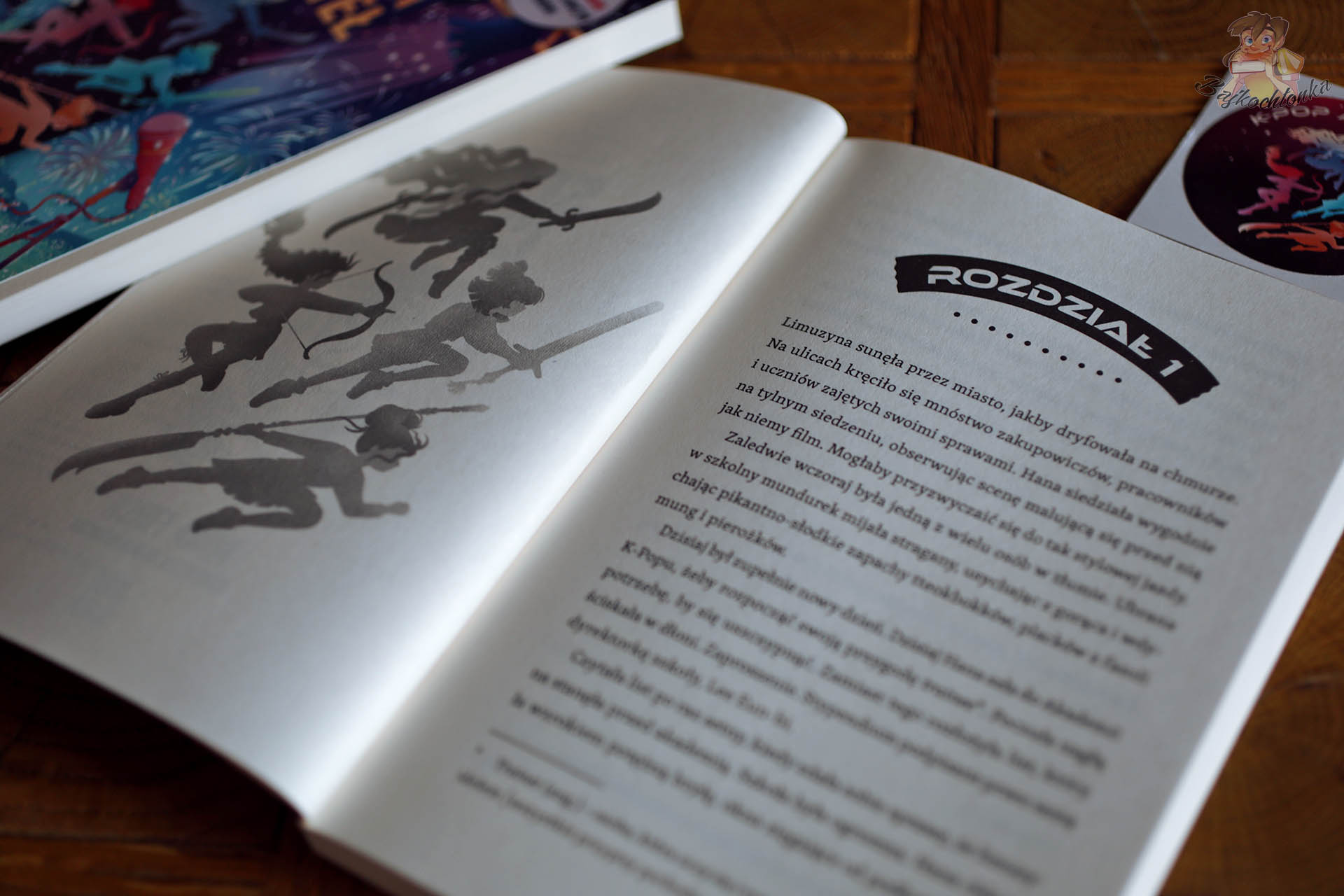 Ilustracja z książki „Scena cieni” z serii K-Pop Academy - sylwetki dziewczyn walczących z demonami