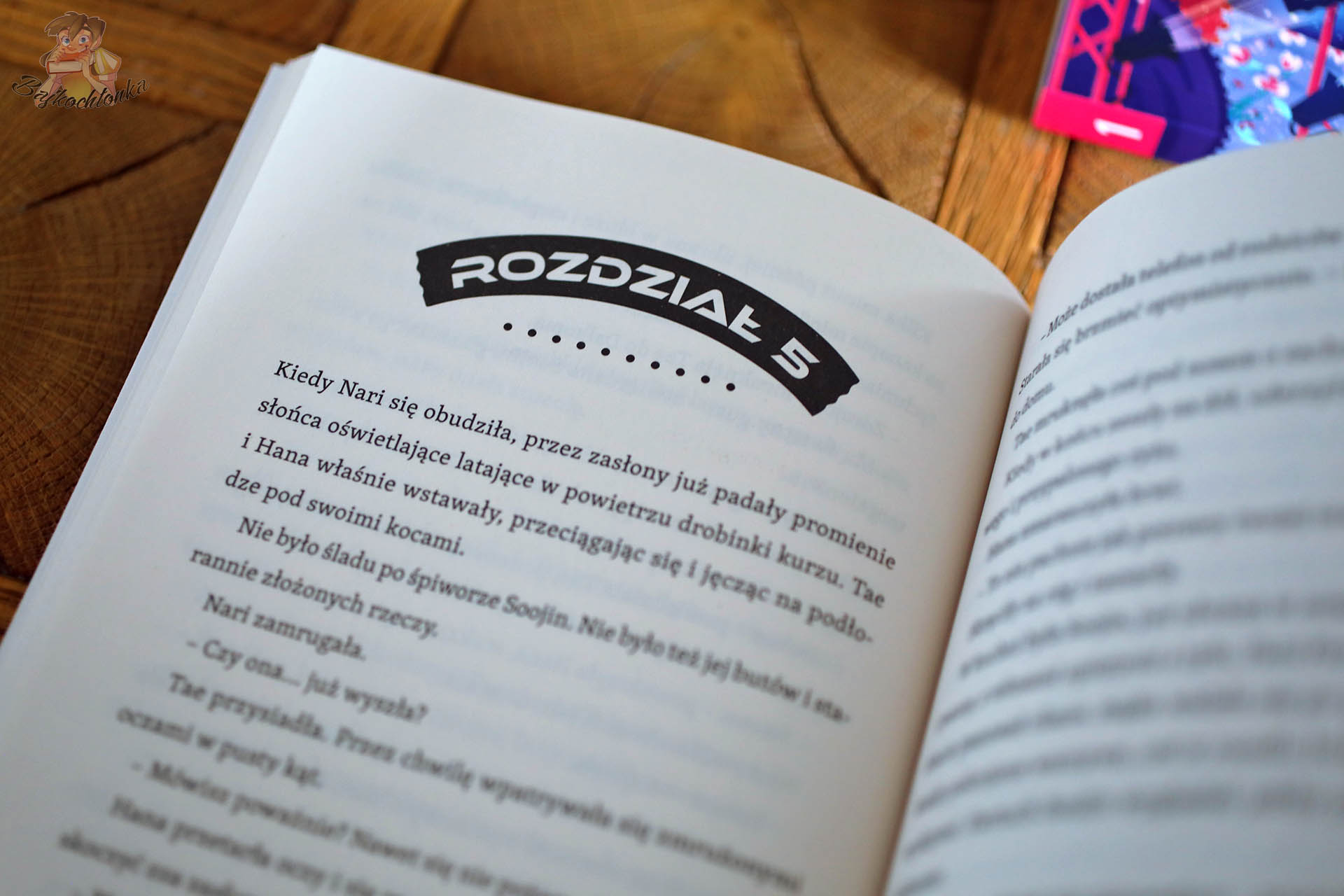 Rozdział 5 książki „Scena cieni” Mina Finch – wnętrze powieści K-Pop Academy z wyraźnym nagłówkiem rozdziału