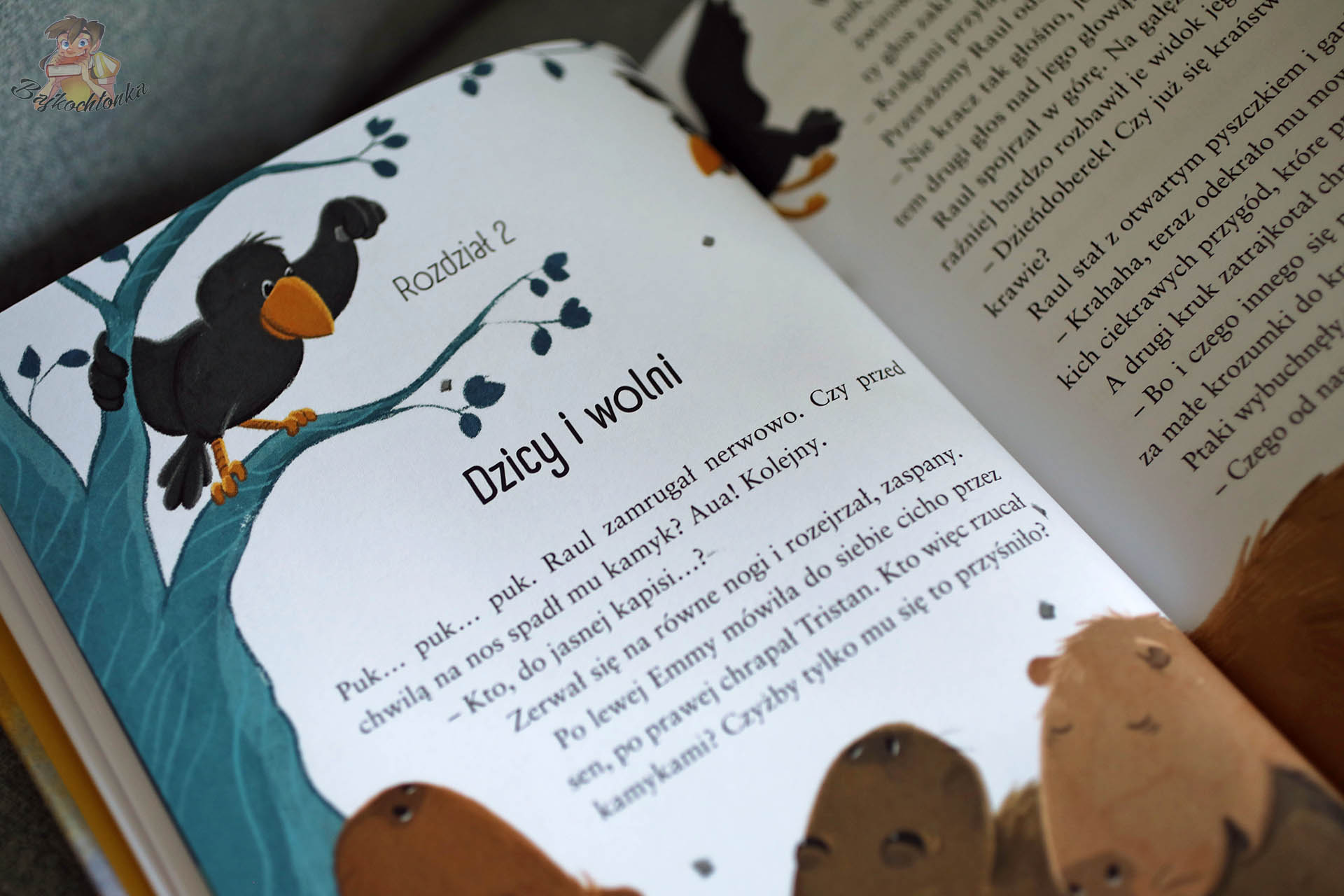 Rozdział „Dzicy i wolni” z książki Kapibary na gigancie – ilustracja z kapibarami i ptakiem