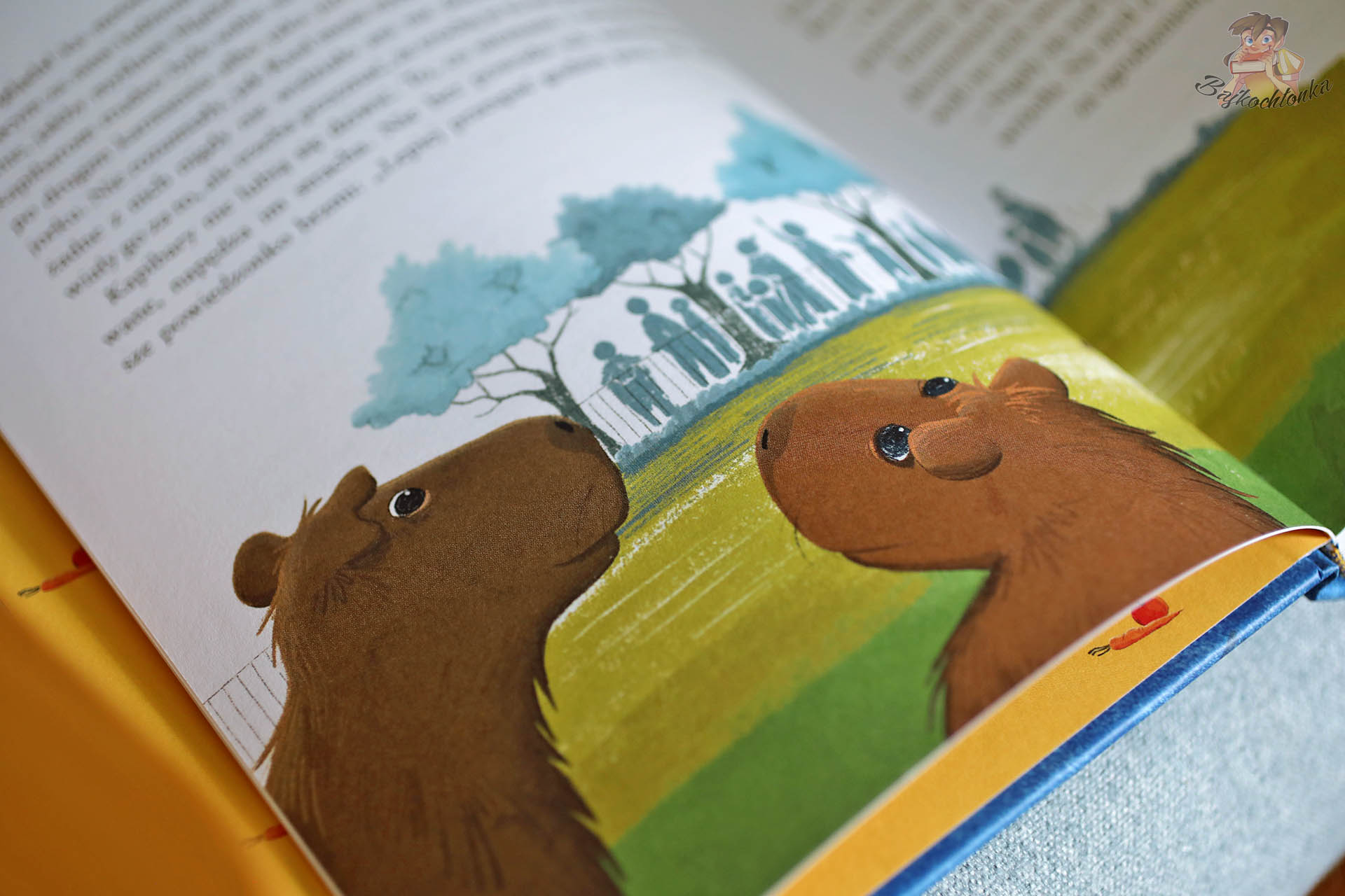 Kapibary z książki Kapibary na gigancie – ilustracja przedstawiająca rozmowę bohaterów na tle zieleni